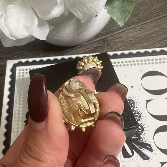 CHANEL Vintage Faux Pearl Gold CC Clip On Earrings - Picture 5 of 11
